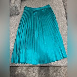 Cute pleated skirt, perfect for the holidays.
